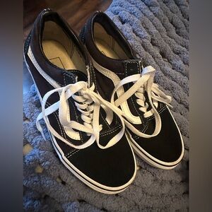 EUC VANS Women's OFF THE WALL Classic Black/Wht
Low-Top Sneakers Size 5.5